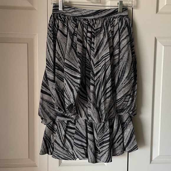 Gianni Versace100% silk bubble skirt. Size 4 (40). Made in Italy. Abstract